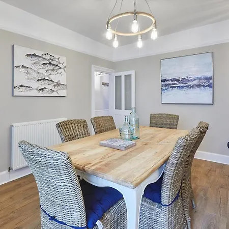 Host & - Ebb Tide Whitby