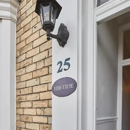 Host & - Ebb Tide * Whitby