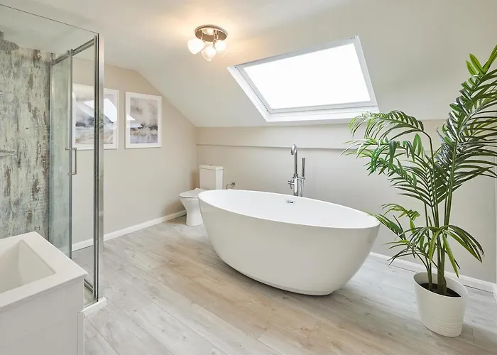 Host & - Ebb Tide Whitby